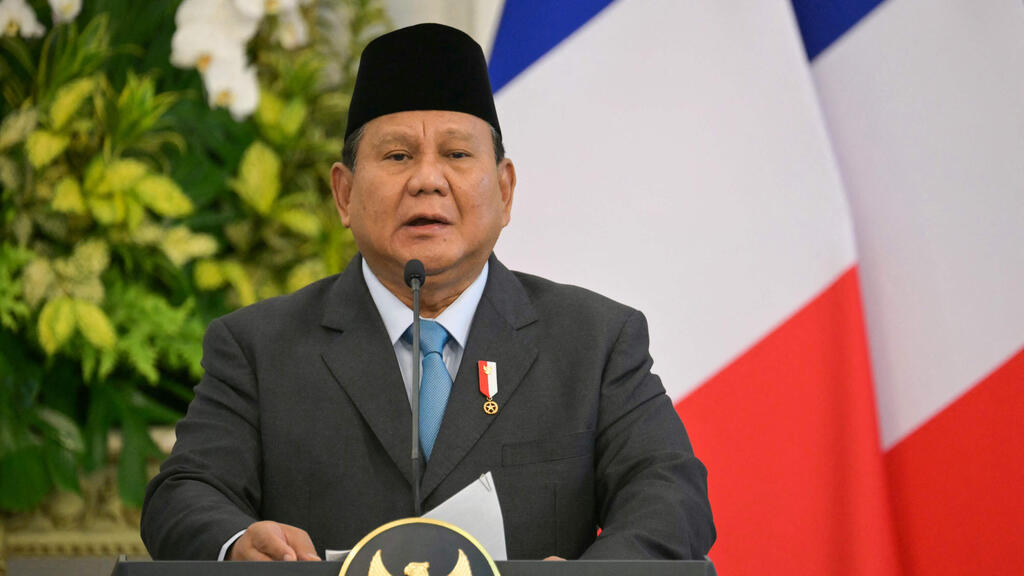 נשיא אינדונזיה פרבואו סביאנטו במסיבת עיתונאים עם נשיא צרפת, עמנואל מקרון