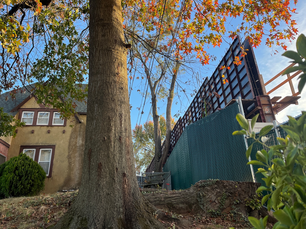 Massive concrete walls are being built around this Staten Island battery storage project. Here’s why.