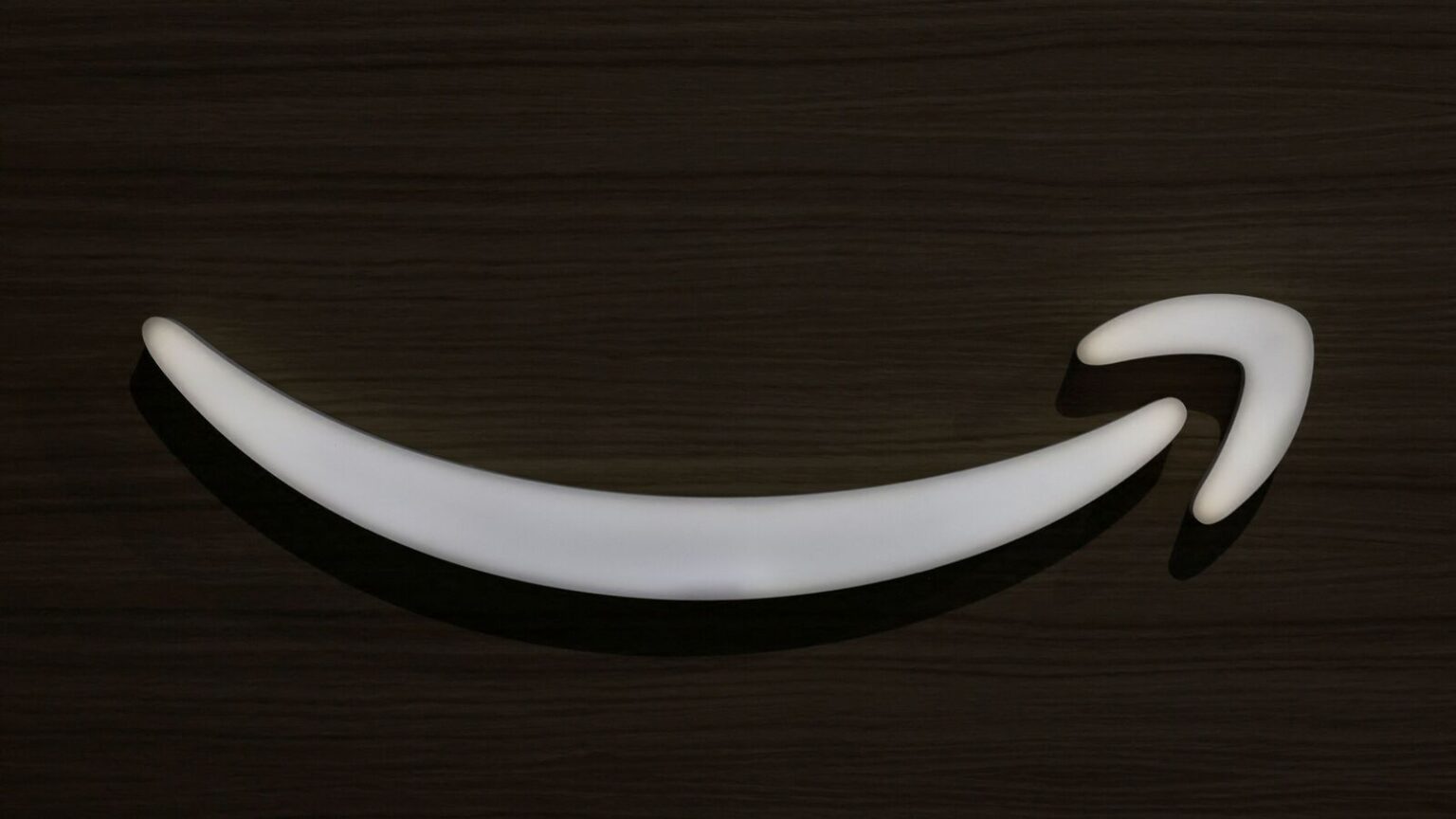 Italy is investigating Amazon for customs and tax fraud involving Chinese imports. Two sites were raided by Italian police, and the probe may expand across Europe amid suspicion of smuggling and customs law violations.