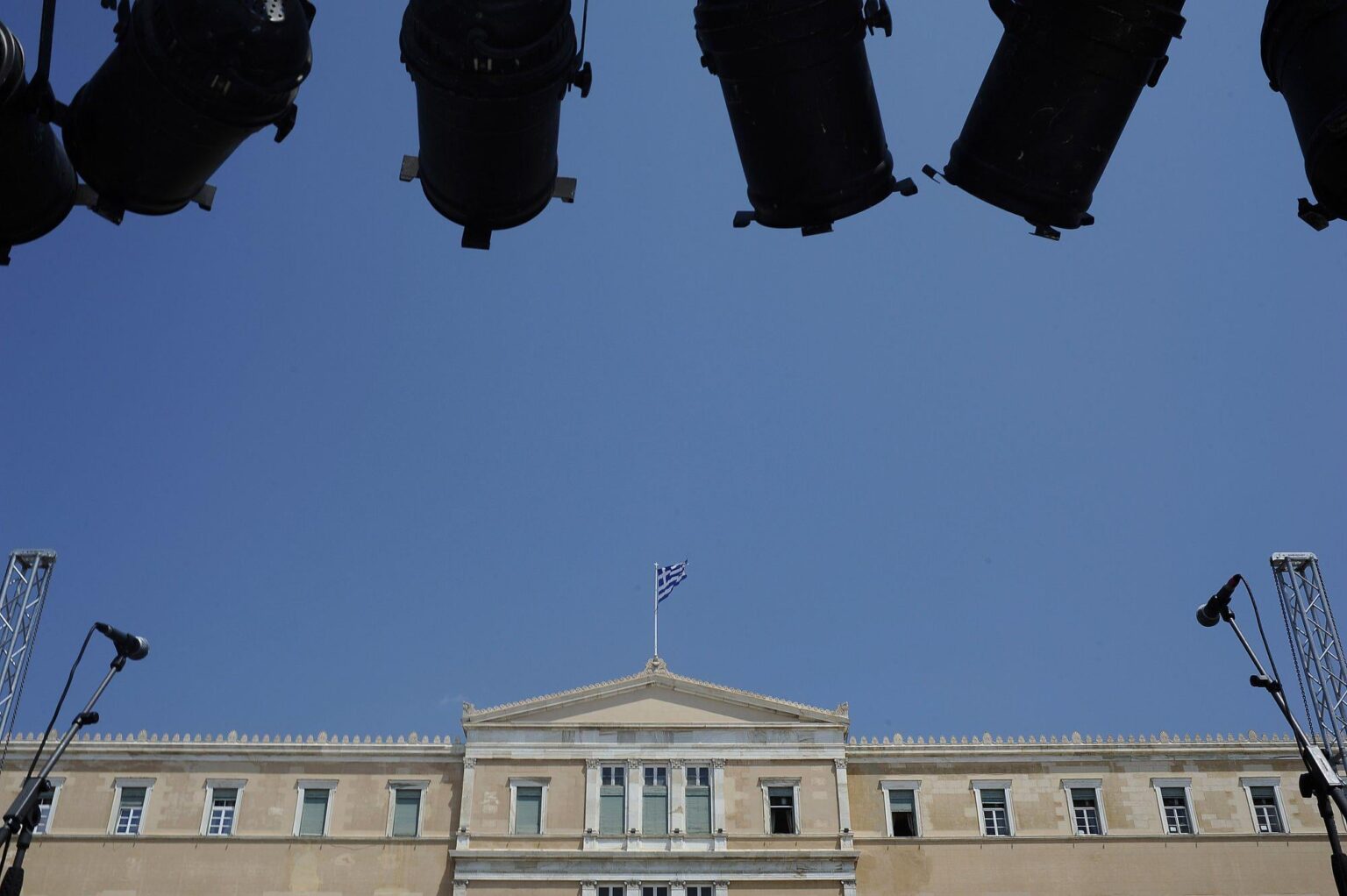 Interview Poll: The undecided are the deciding factor, the Greeks cut the meat