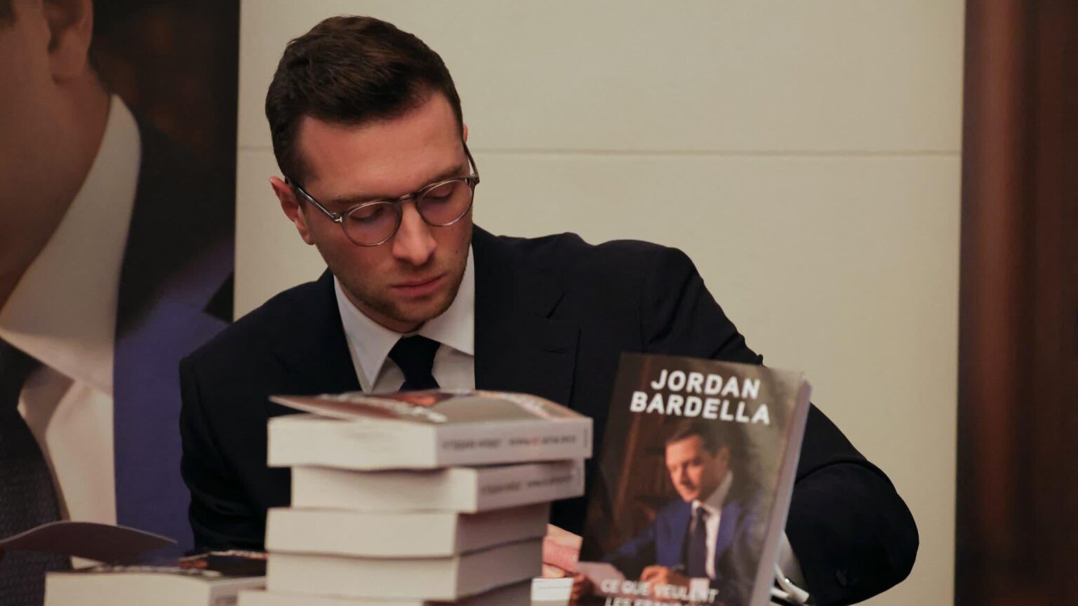 Jordan Bardella victim of "attack" during a signing session, a man in police custody for having "burst an egg" on his head