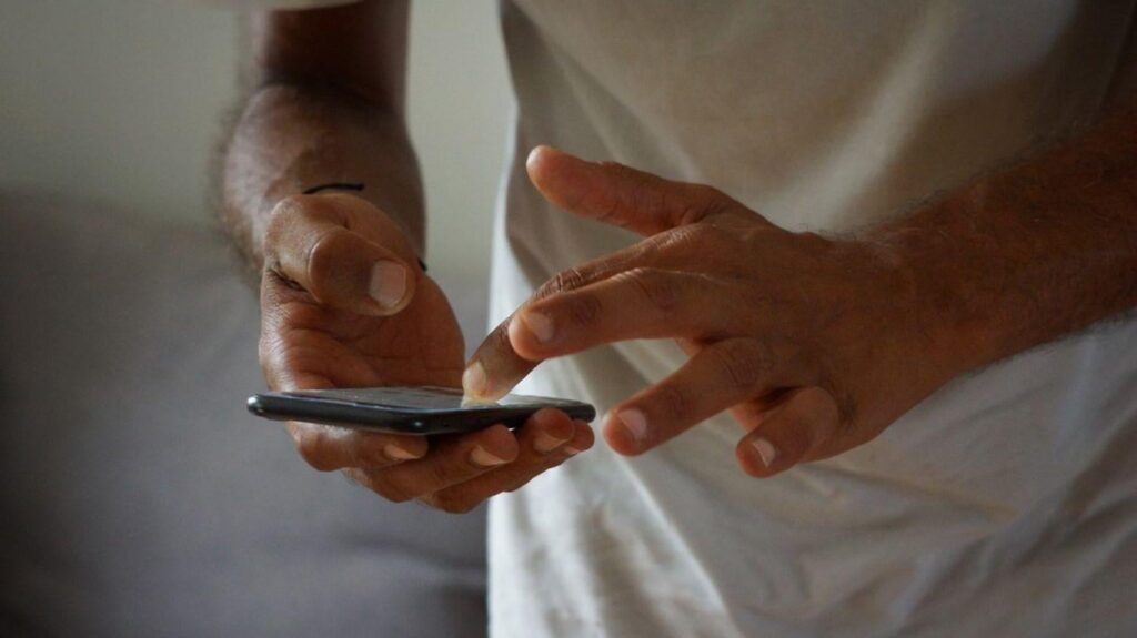 Emmanuel Macron announces the ban on cell phones in high schools “from the next school year”