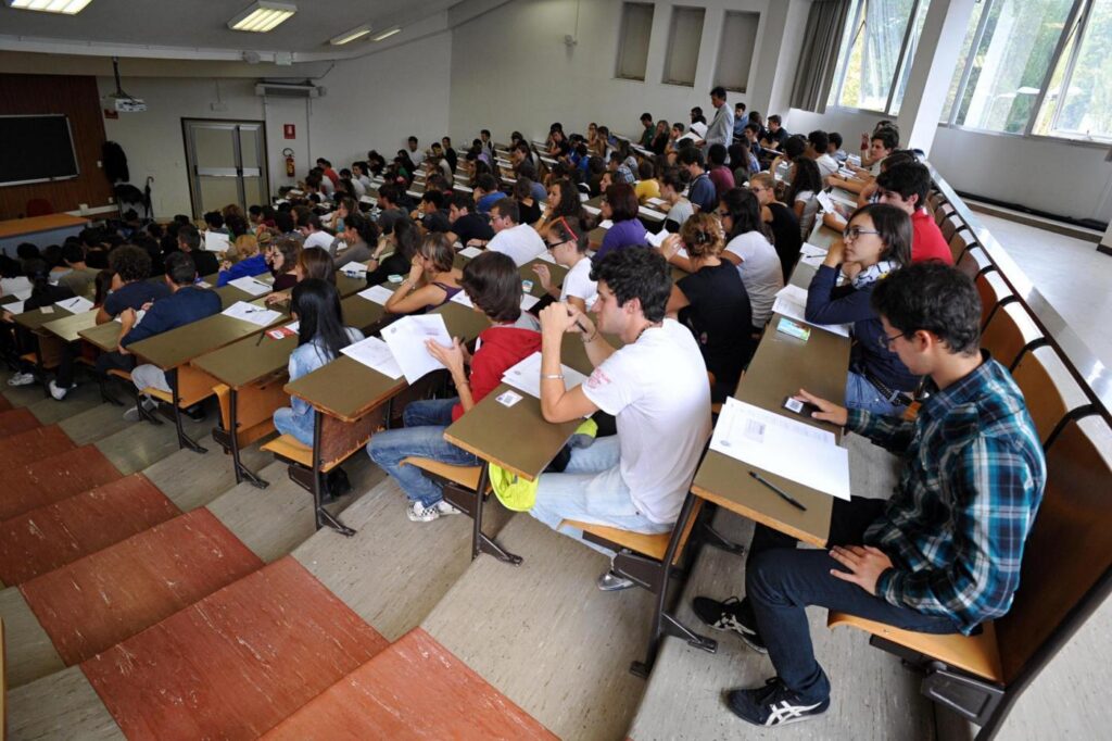 Medicine, today the first appeal for those enrolled in the filter semester, foreseen by the reform desired by the University Minister Anna Maria Bernini. There is controversy over the photos circulating on social media of the tests, taken inside the classrooms of various universities before the end