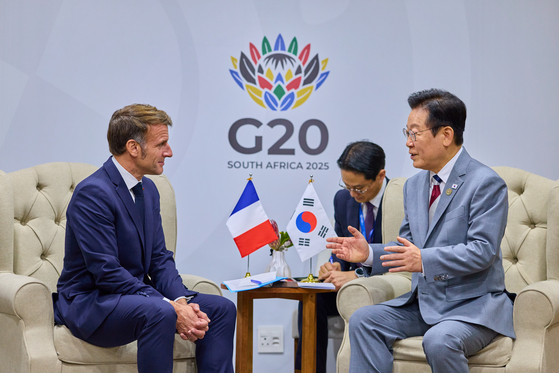 President Lee Jae Myung, right, speaks with French President Emmanuel Macron during a summit at the Johannesburg Expo Centre in South Africa on Nov. 22. [JOINT PRESS CORPS]