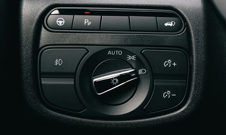 The number of drivers who drive in the morning fog with only daytime running lights is worrying