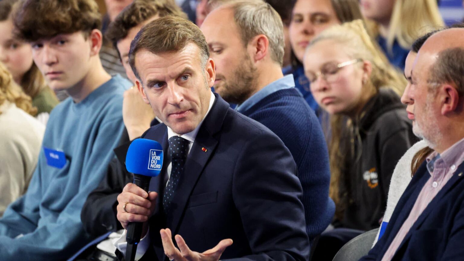 “Who should I vote for?”: Emmanuel Macron warns of the risk of seeing French people turn to AI for the next elections