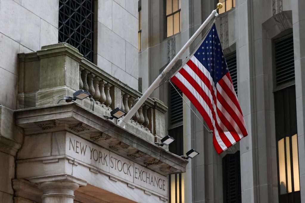UK and European stocks dip as investors await overdue US economic data