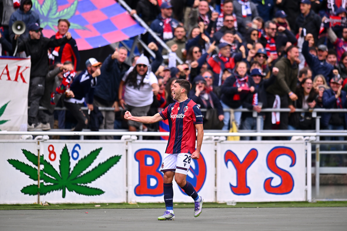 BOLOGNA, ITALY - OCTOBER 05: Nicolo Cambiaghi of Bologna FC 1909 celebrates scoring his team's first goal during the Serie A match between Bologna FC 1909 and Pisa SC at Renato Dall'Ara Stadium on October 05, 2025 in Bologna, Italy. (Photo by Alessandro Sabattini/Getty Images)