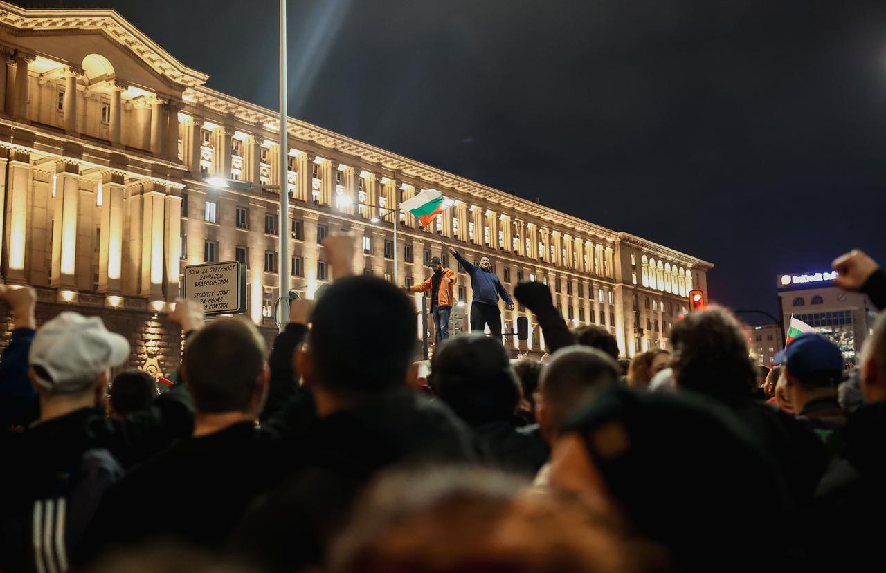 The draft budget faces criticism for raising external debt to €37.6 billion, increasing pension contributions by 2%, setting the maximum social security income at 4,600 leva (€2,352) and the minimum at 1,213 leva (€620), and doubling the dividend tax from 5% to 10%. Sofia, Bulgaria, November 26, 2025. (AA Photo)