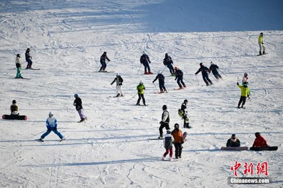 Visitors ski at a resort in Chongli, Zhangjiakou, Hebei Province. (Photo: China News Service/ Tan Yuhao)