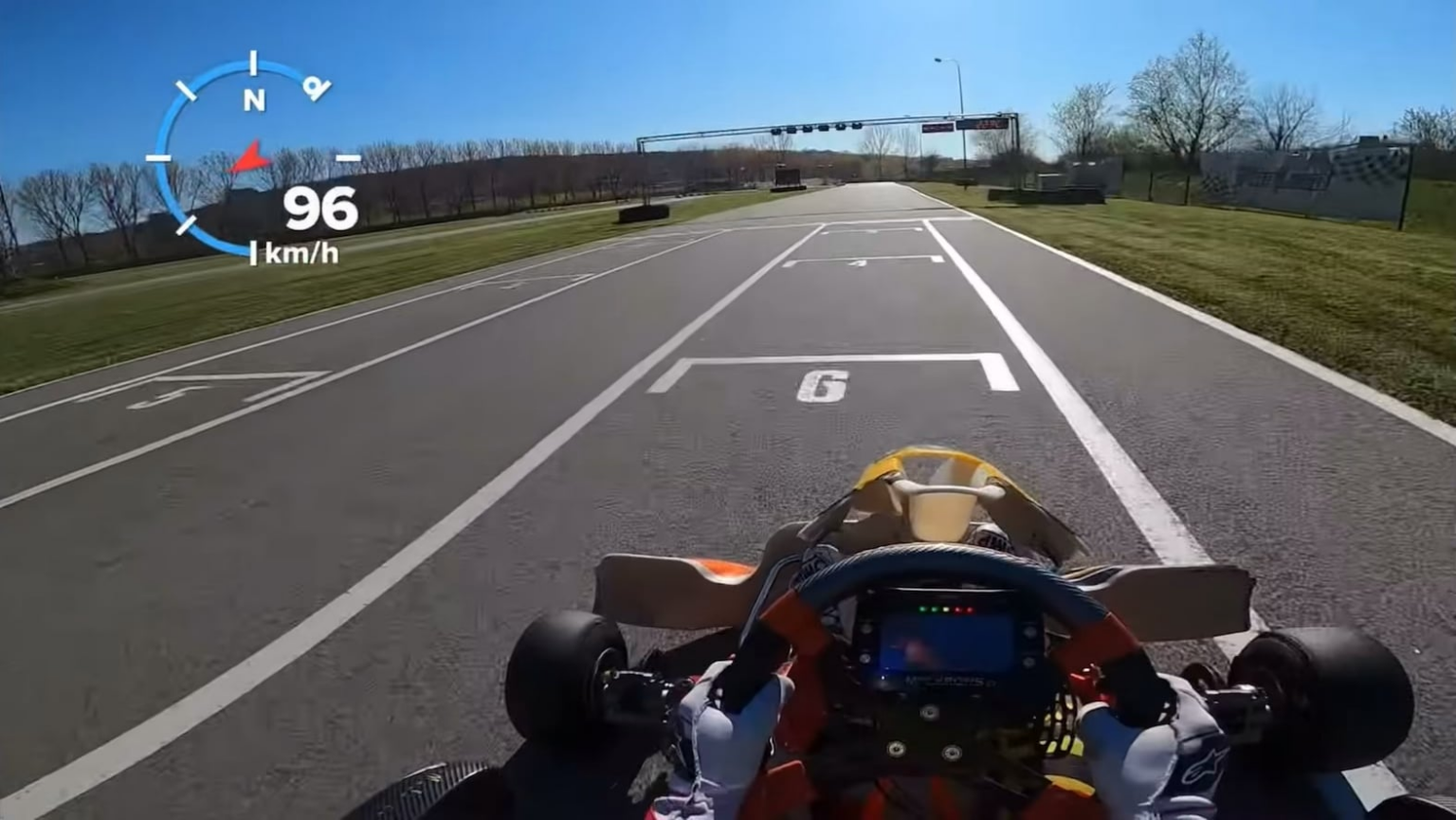 In addition to being a driver in my spare time, I am also a karting driver, so let me share a video of a lap with me on Ada Huja