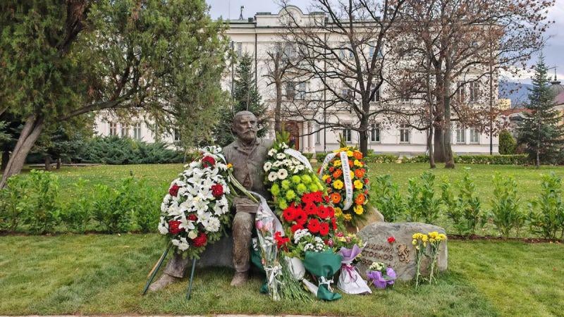 They discovered a monument to Zahariy Stoyanov in the center of Sofia