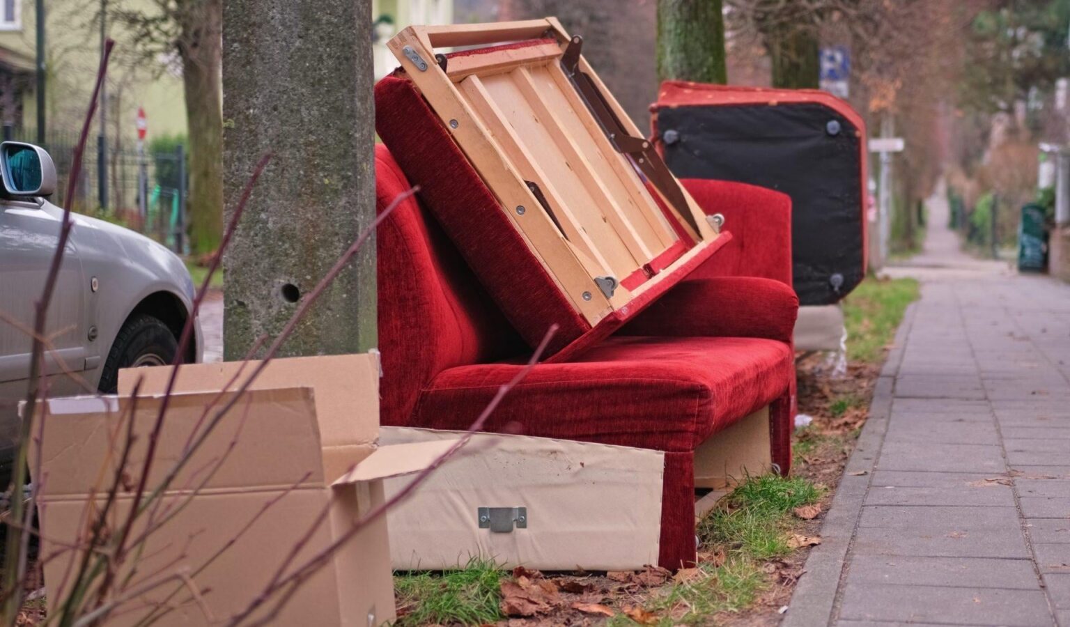 Thessaloniki: The first arrest for depositing bulky objects on the sidewalk
