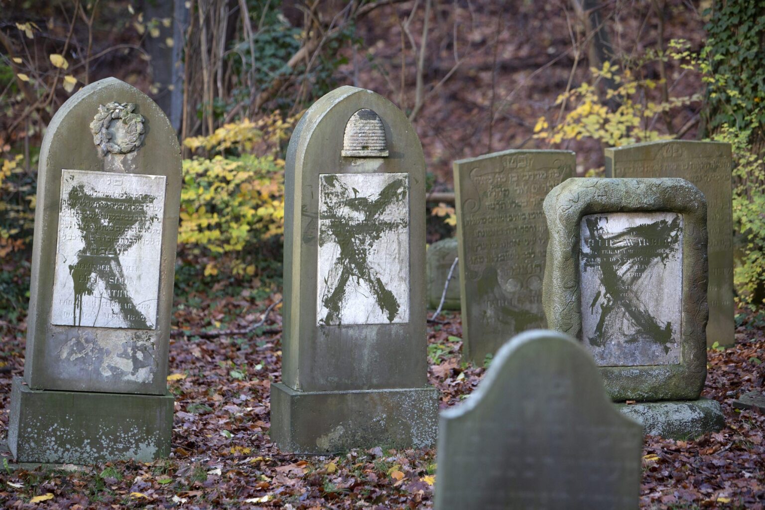Jewish burial ground vandalized before Kristallnacht - Research collective Redox