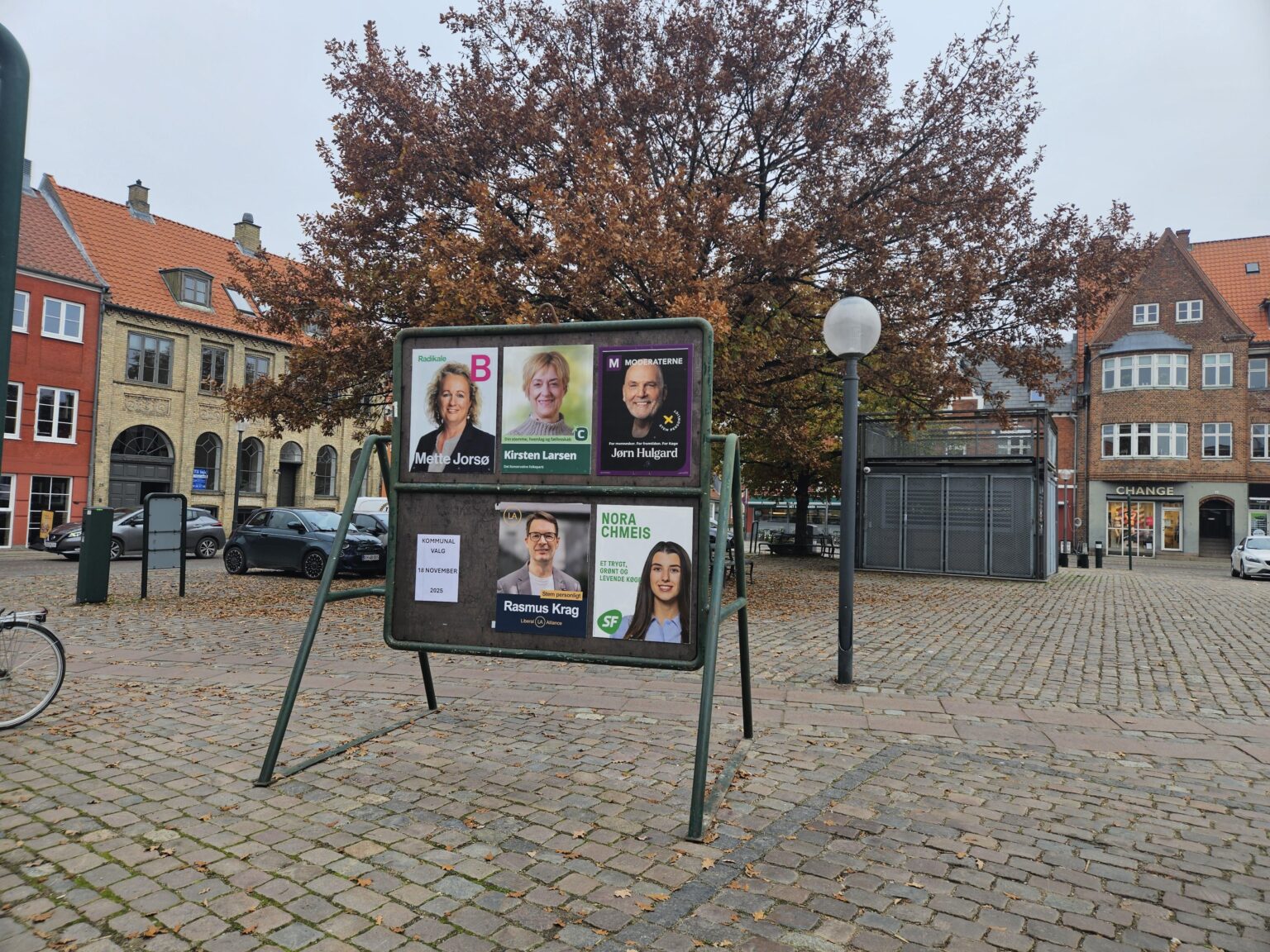 In Køge, I have only seen these posters in the square. The street lights and everything else are clean. Big win for Køge.
