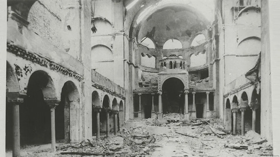 Did the pogrom serve the Nazis' purpose? - After the widespread violence German Jews were under no illusions about Nazi intentions, and those who could left the country. But such naked aggression played badly in the foreign press and offended many Germans' desire for order. Later, further anti-Jewish measures took more bureaucratic forms, such as the requirement that Jews wear a visible yellow Star of David stitched to their clothing.<span class="copyright">gemeinfrei</span>