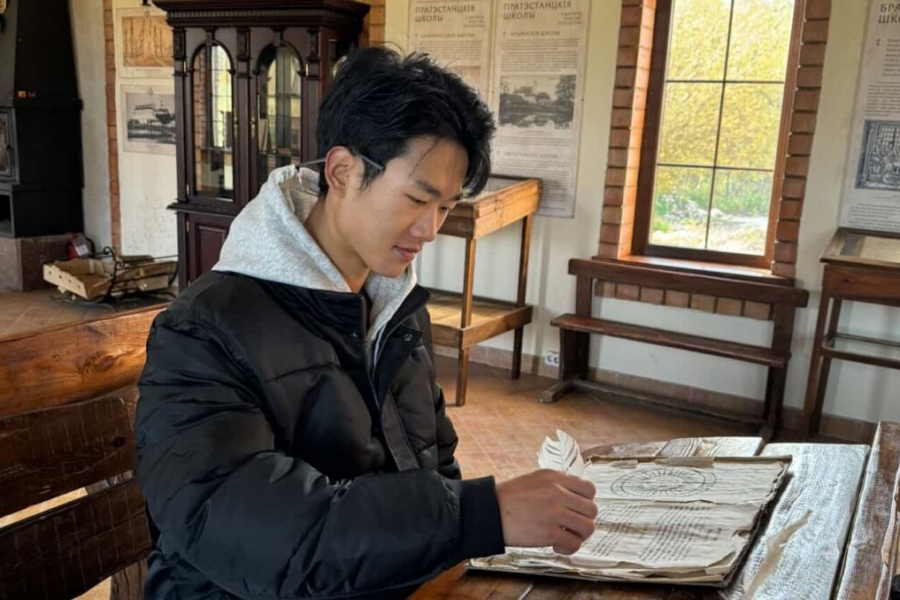 A Chinese man in Belarus was surprised by the bathhouse brooms and the fact that we drink cold water.
