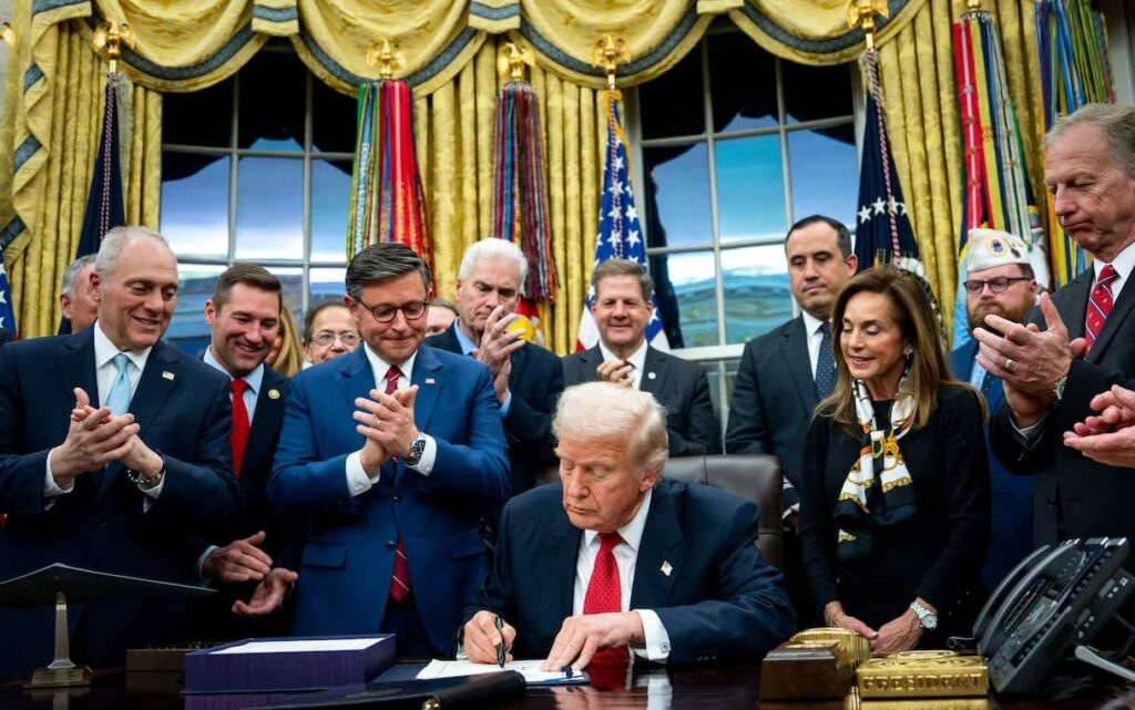 Donald Trump signs: the longest shutdown in US history ends