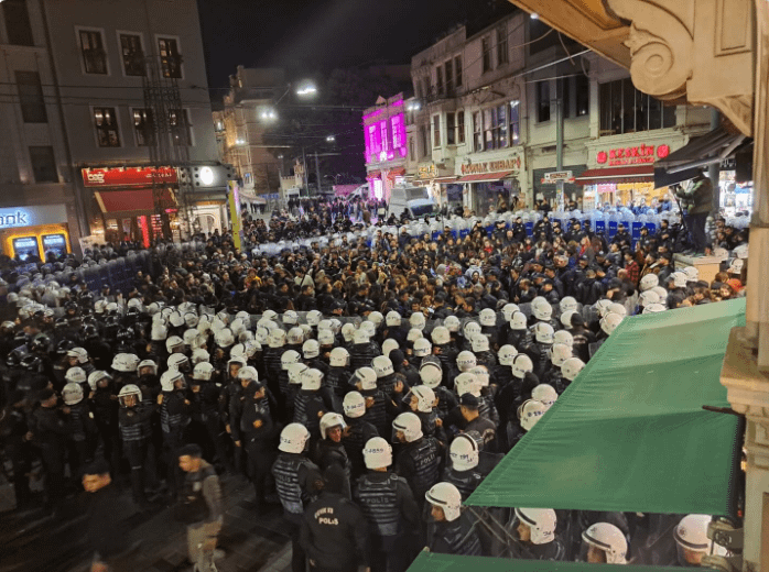 Women protesting in Taksim are under blockade!