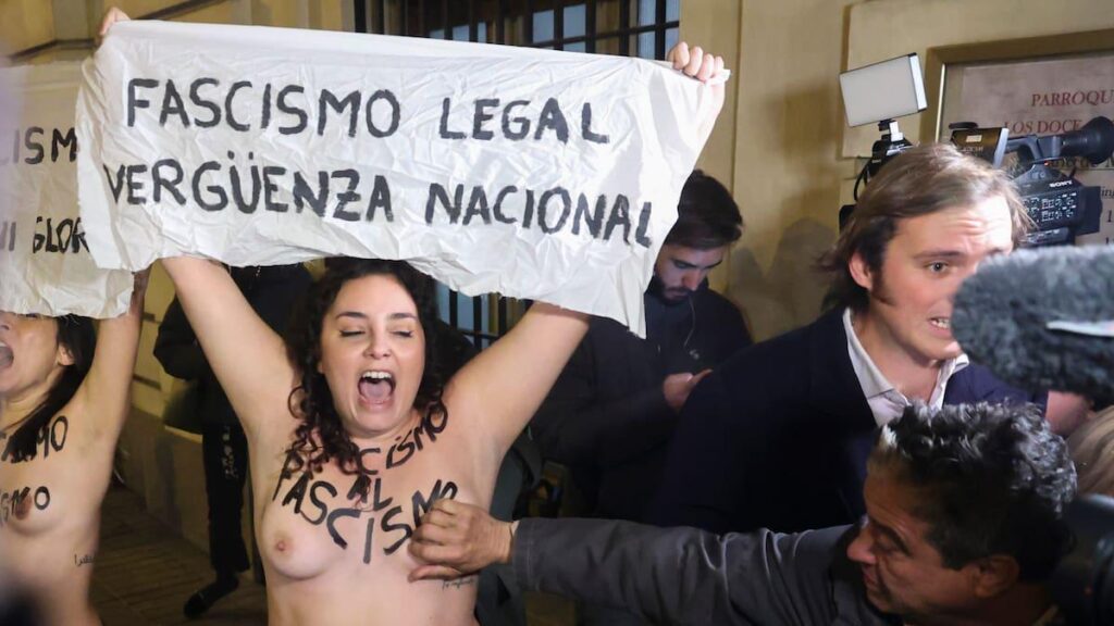 A man sexually assaults the Femen activists who barged into the mass for Franco | Society
