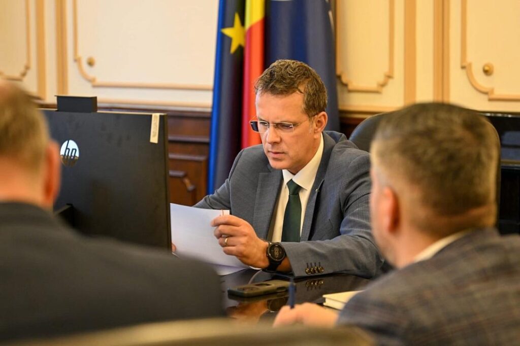 Romania’s defence minister Ionuț Moșteanu resigns after controversy over his studies