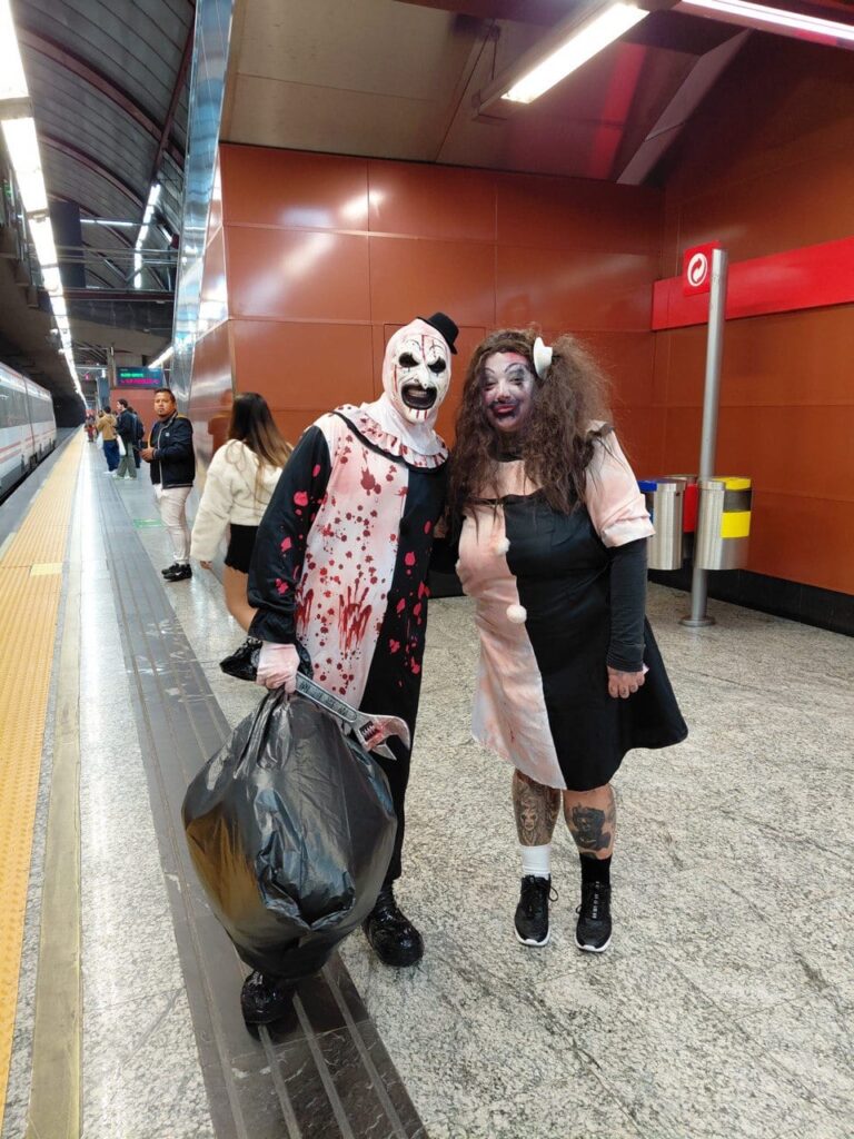 Halloween in the Madrid metro on the night of October 31