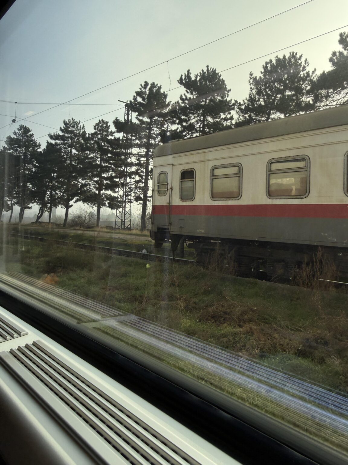 Railway 🚃 I miss this vibe, so im happy 😍🫶🏻 do u like to travel by train?