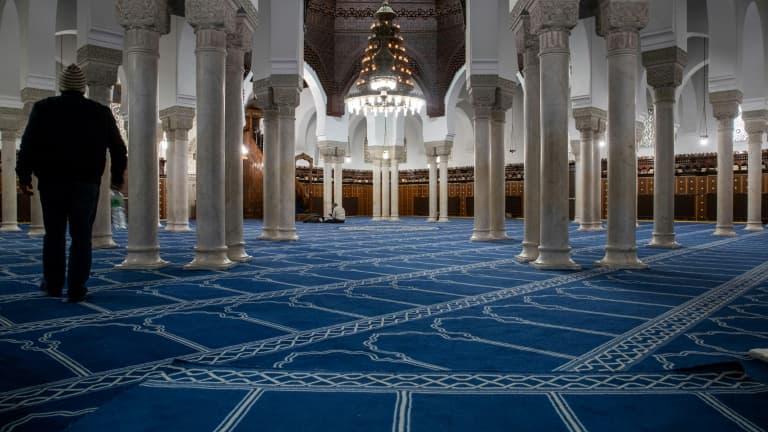 Wearing the veil, prayer, fasting during Ramadan… Young Muslims practice religion more than their elders, according to a study
