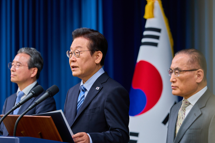 South Korean President Lee Jae Myung speaks during a briefing on the Korea-US joint fact sheet at the presidential office (Courtesy of the Presidential Office)