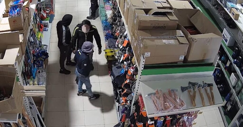 Shocking footage from Eurogarden Krško: Whole families come, take what they want