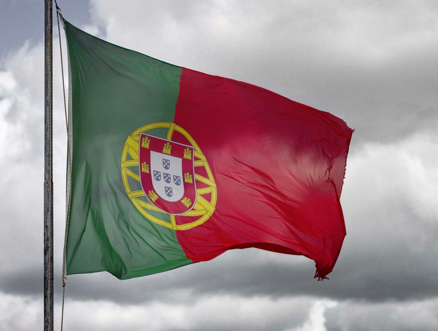 Golden Visas holders to file lawsuit against Portugal over the new Nationality Law Portugal’s Citizenship Law Hits a Major Turning Point as PS Freezes Reform