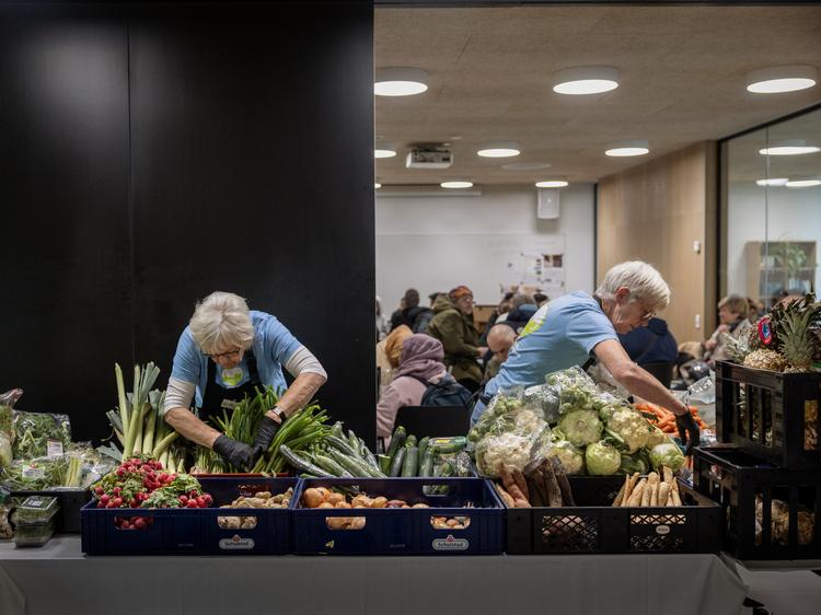 People stand patiently in the drizzle on an ordinary Wednesday to secure a number for food - Places that distribute surplus food report long and growing queues. Food prices are putting pressure on Danes with low incomes, and figures from Coop show that they are opting out of fruit and vegetables. [Gavelink]