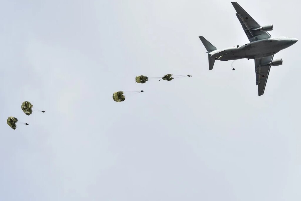 The Armed Forces of Japan and the United Kingdom carry out paratrooper drops during the Vigilant Isles exercise