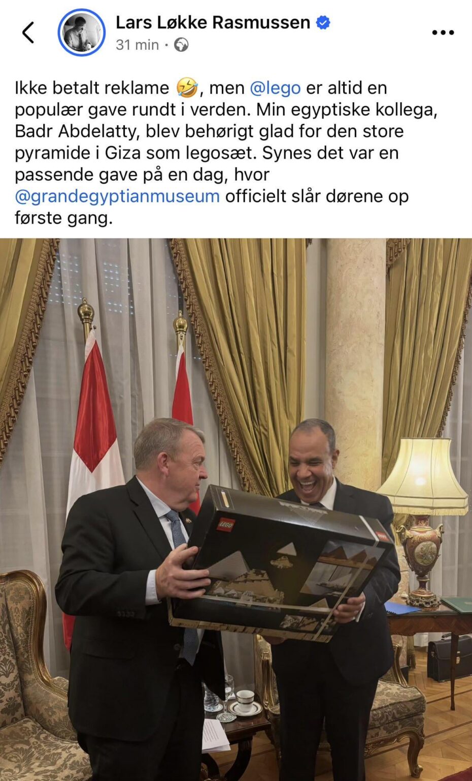 Egyptian Foreign Minister Badr Abdelatty really looks like a man who was genuinely excited by Lars Løkke's gift: a Lego version of the Giza pyramid