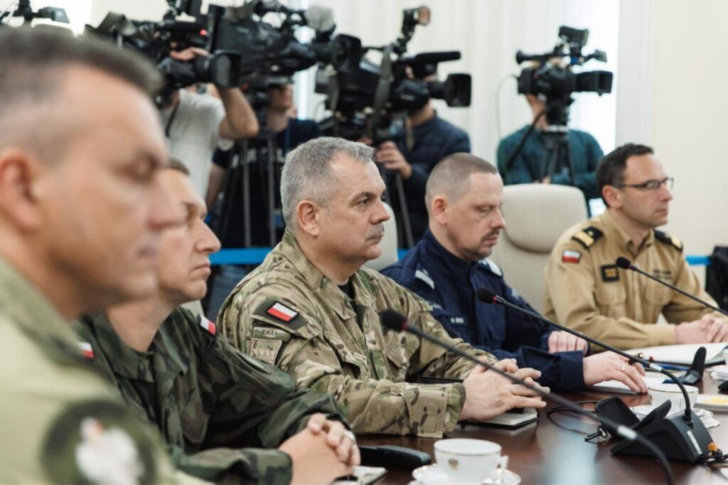General Wieslaw Kukula (C),Chief of the General Staff of the Polish Armed Forces attending an emegency meeting hosted by Polands Prime Minister Donald Tusk (not in image) in Warsaw after Russian drones violated Polish airspace, Warsaw, Poland, Sept. 10, 2025. (AFP Photo)