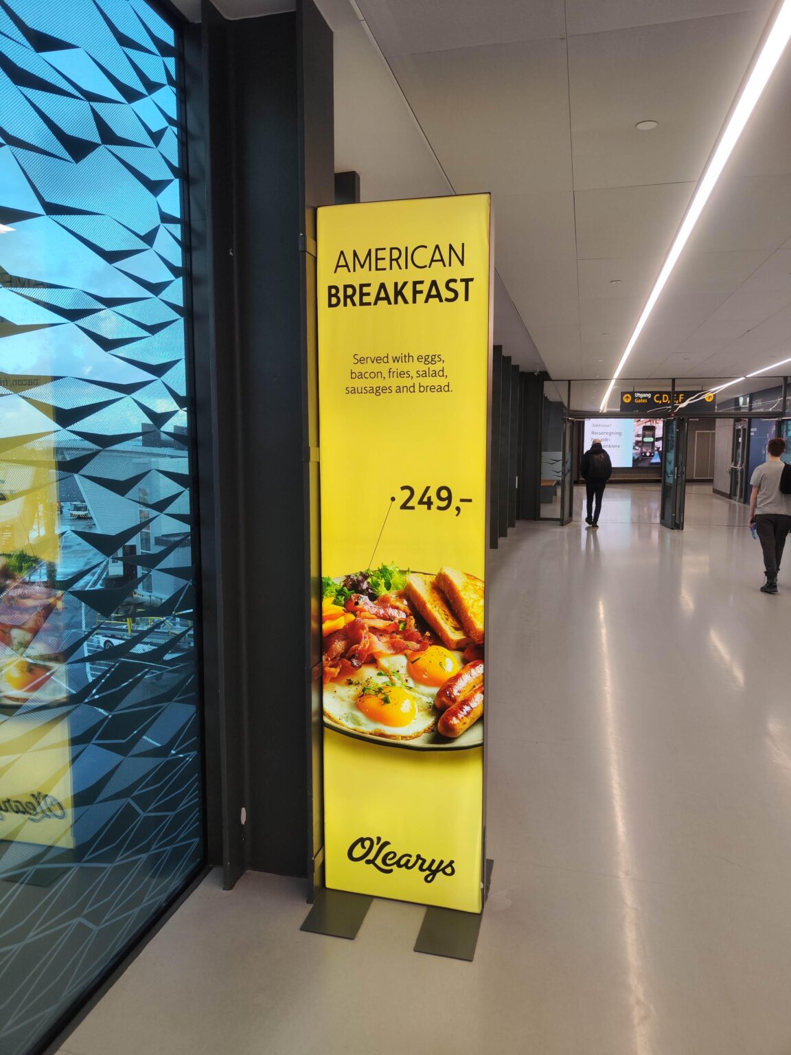 What is it that makes this an "American Breakfast" in Bergen Flesland airport?