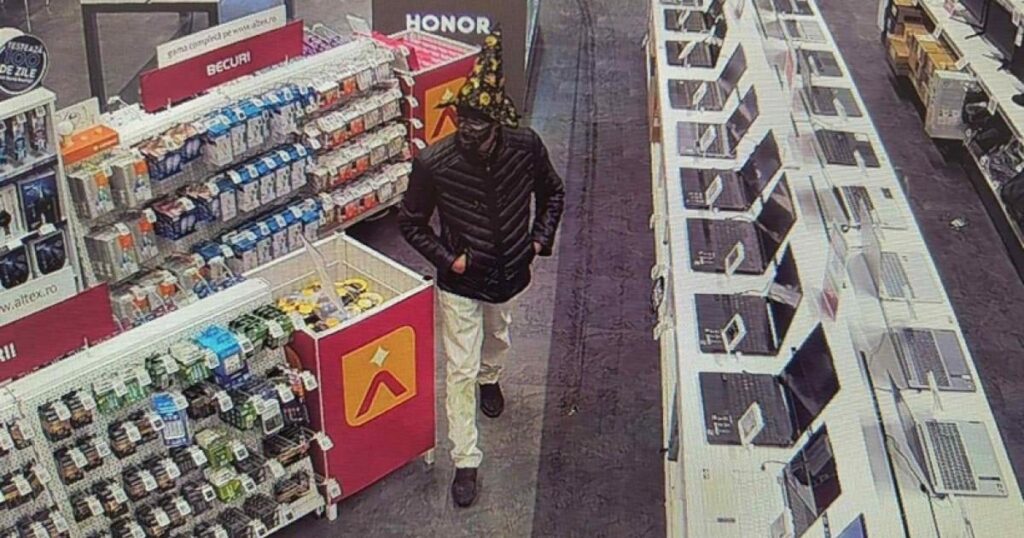 A man, dressed as a wizard, broke into a store in Timiş. The trick by which he disappeared with a laptop worth over 10,000 lei