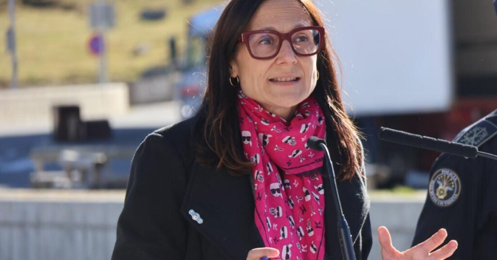 A neighbor 'invites' Molné to live a few days in the Pas with the smugglers