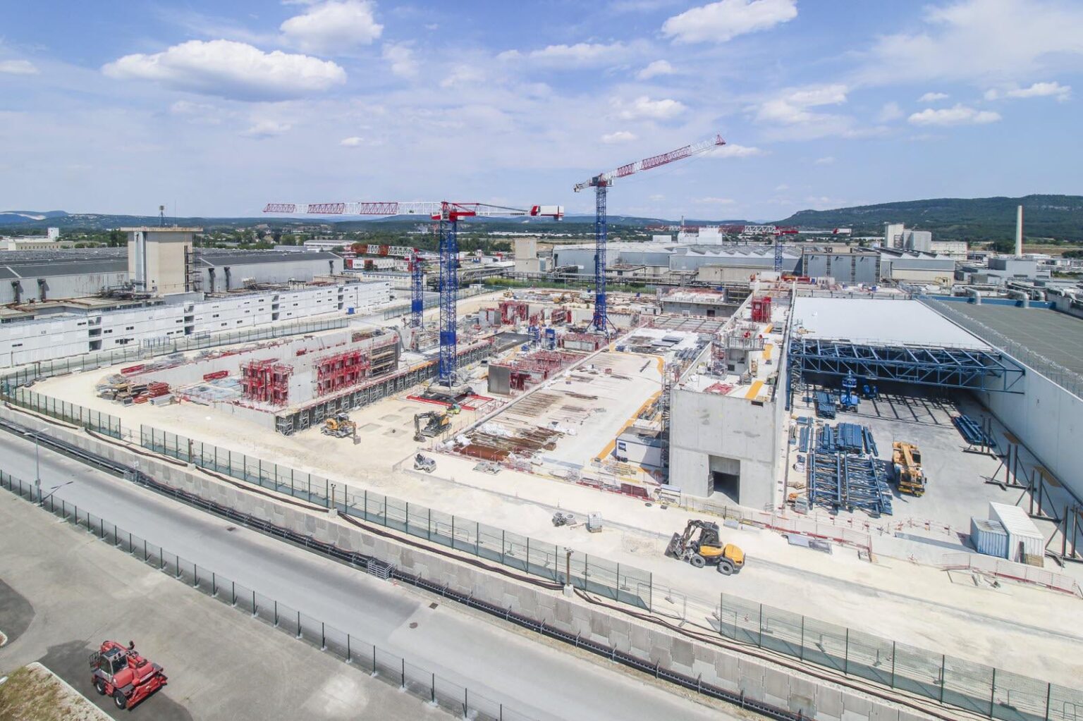 One of the most strategic projects in France, if not Europe, is underway in the Drome region. Orano is investing €1.7 billion to expand its uranium enrichment plant.Works underway.