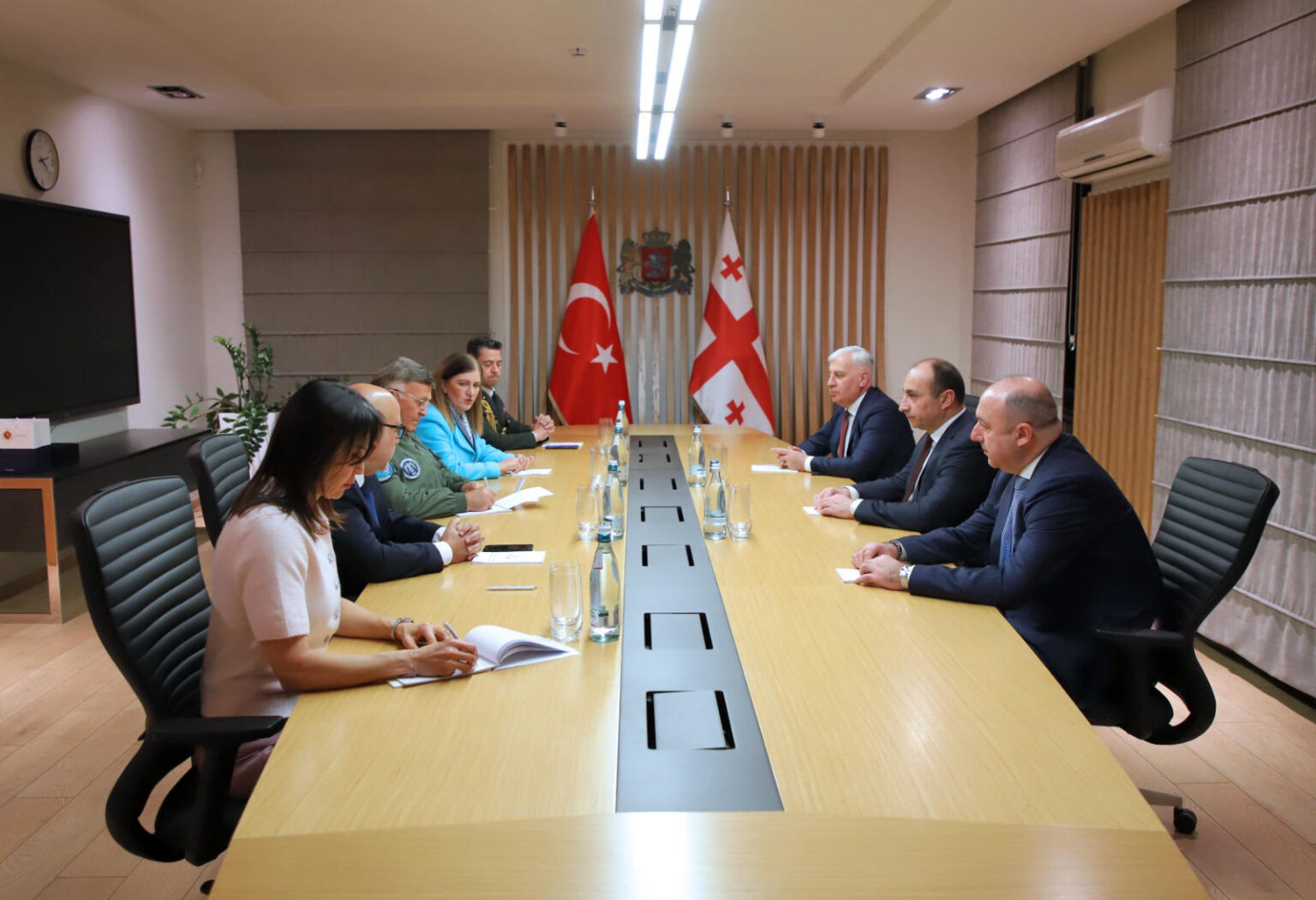 Minister of Internal Affairs meets with Director of Evaluation and Inspection of the Air Force of Türkiye