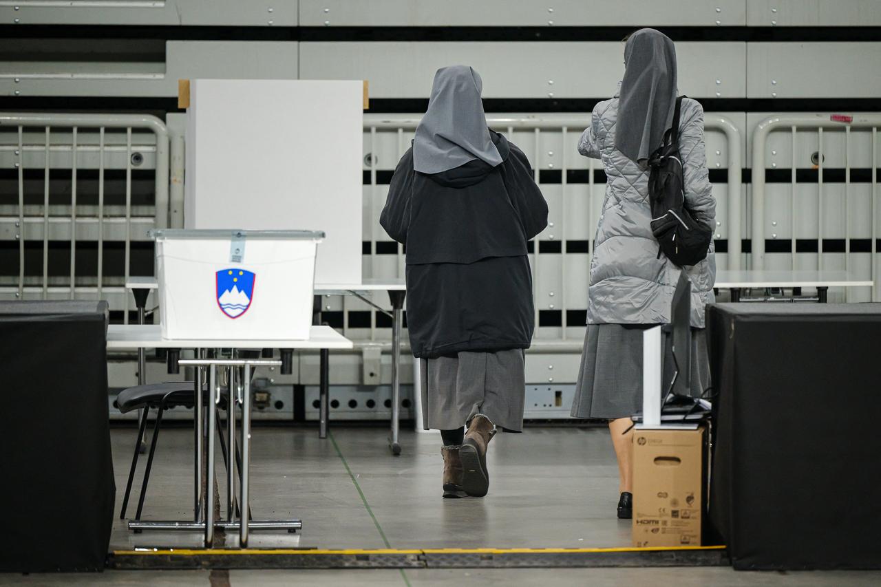 Nuns walk through a polling station as Slovenians vote on whether to implement or suspend the assisted-dying law. Ljubljana, Slovenia, November 23, 2025. (AFP Photo)