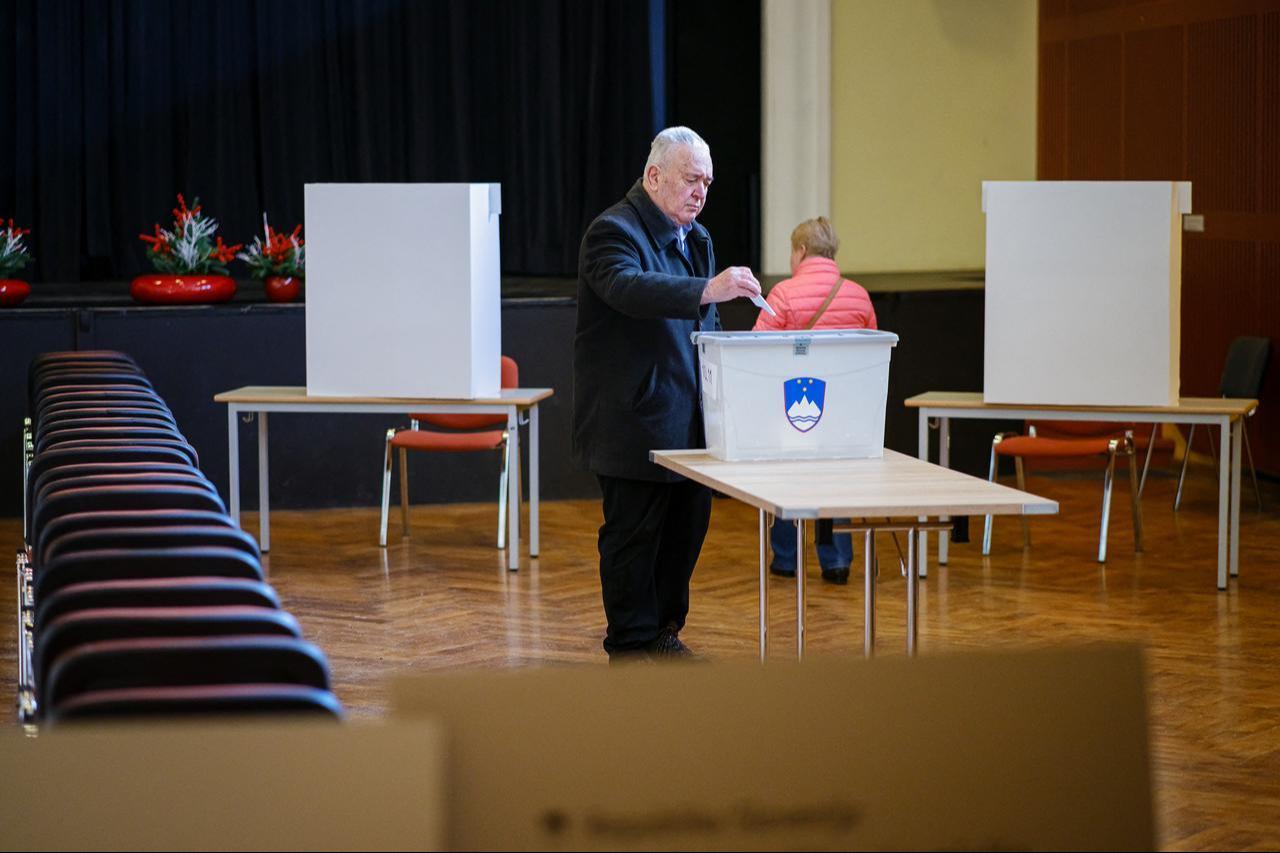 A voter drops his ballot into the box during the referendum on whether to implement or suspend the assisted-dying law. Radomlje, Slovenia, November 23, 2025. (AFP Photo)