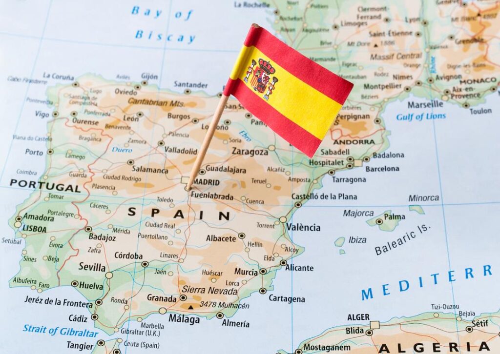 Third of Romanians in Spain have higher education, report shows