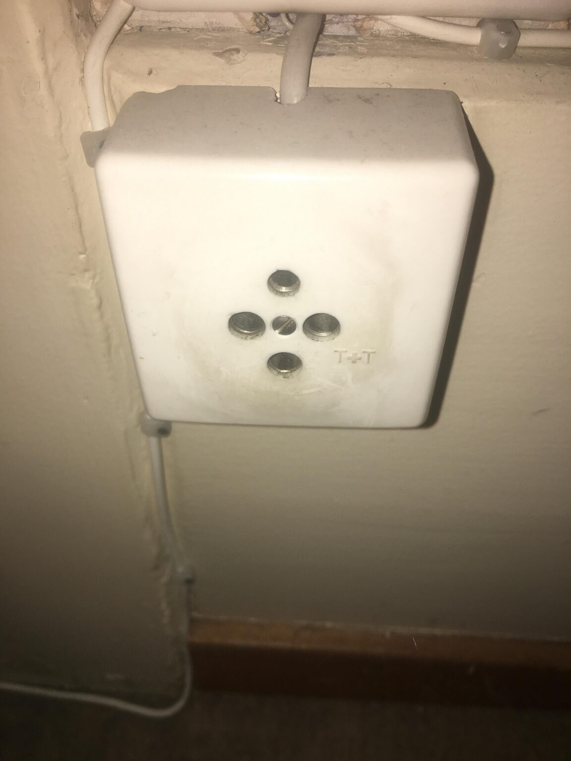Is this an old electric socket? If yes, how much would it cost and how long/complicated would it be to turn it into a modern socket?