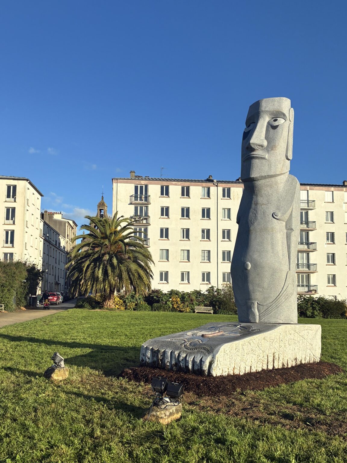 A wild moai appeared during the night in Brest, in the explorers' garden 🗿