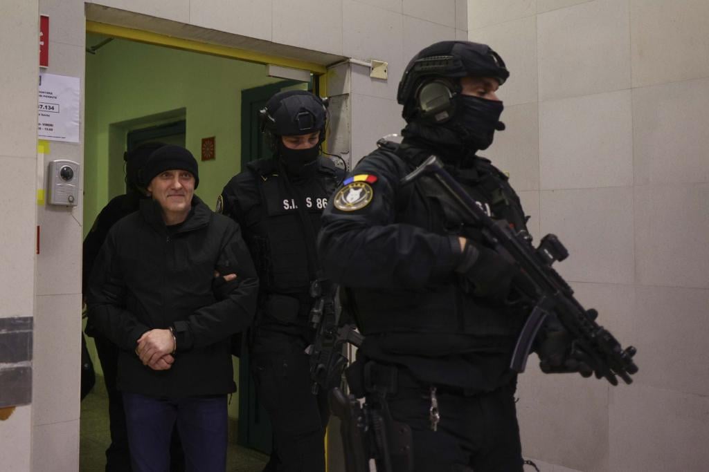 The mercenary Horațiu Potra was brought in handcuffs by the police, on a flight from Dubai to Bucharest. He is indicted alongside Călin Georgescu for attempted coup d'état and will be placed in preventive detention.