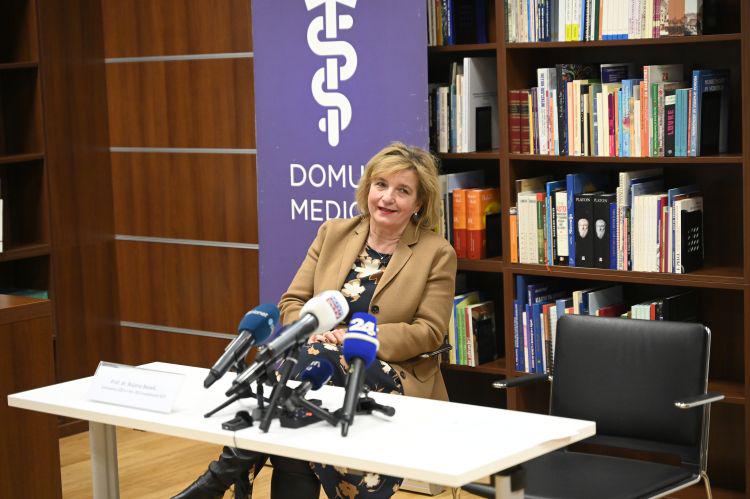 In the Medical Association, members are urged to share an online survey among patients, the result of which is known in advance. He convinces the participants to vote against the referendum.