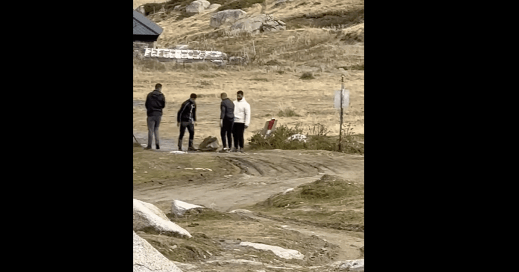 Smugglers block access to police cars in the Pas with stones