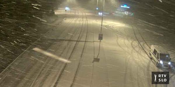 It is already snowing heavily in some places in Gorenjska and northern Primorska