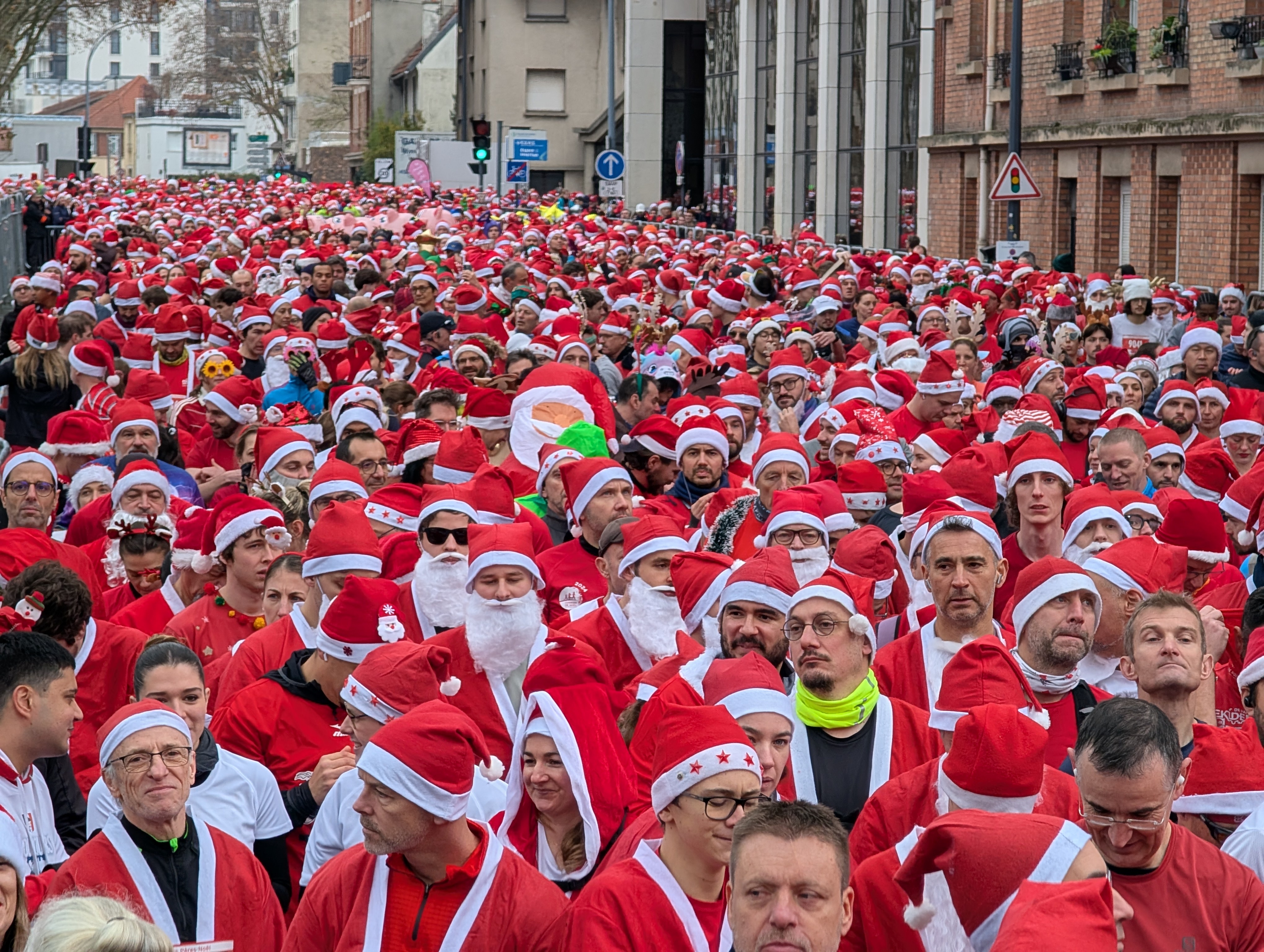 BESTPIX: Nearly 14.000 people take part in the Christmas Corrida in Issy-les-Moulineaux near Paris